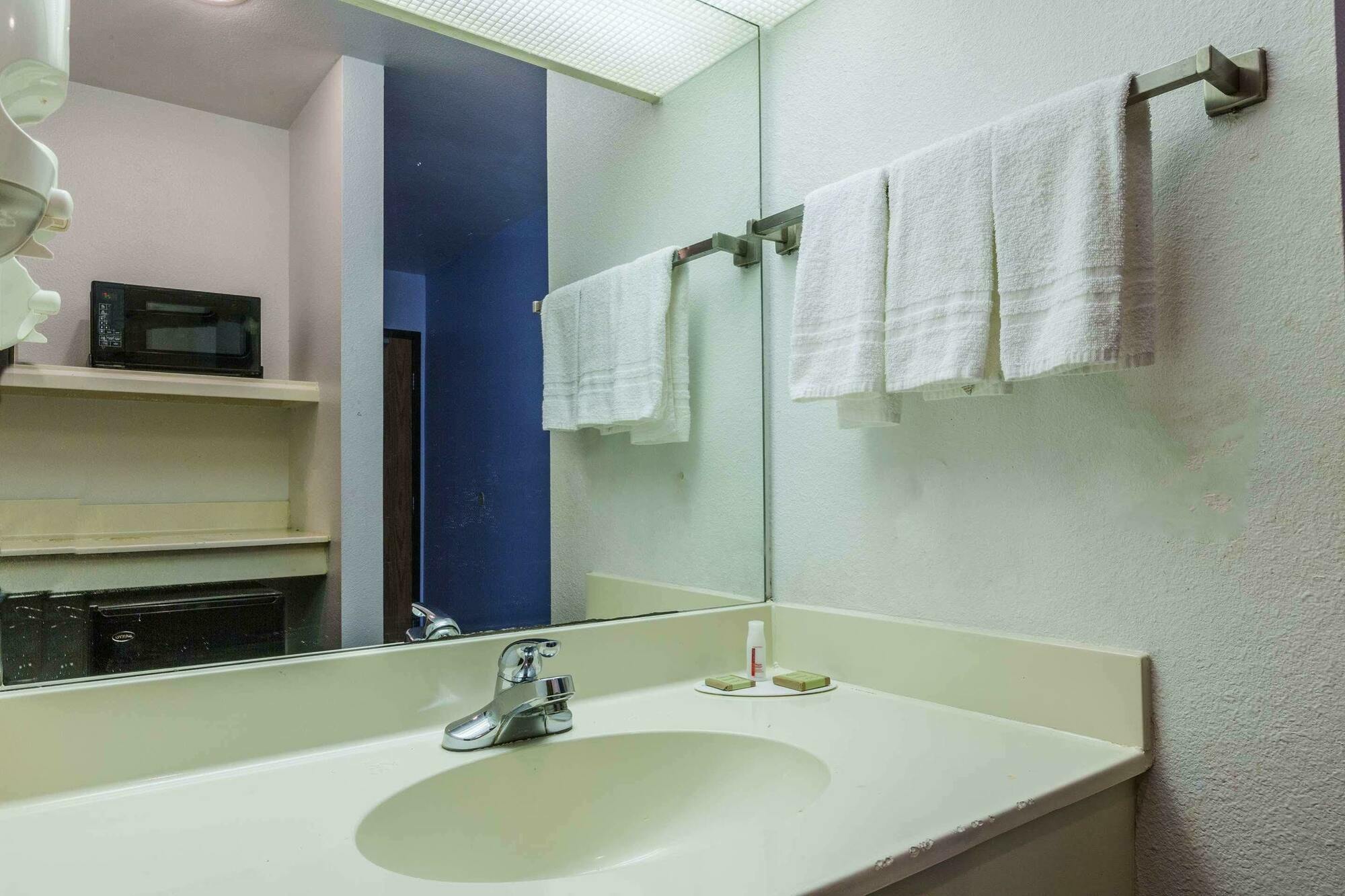Super 8 By Wyndham Garland North Dallas Area מראה חיצוני תמונה